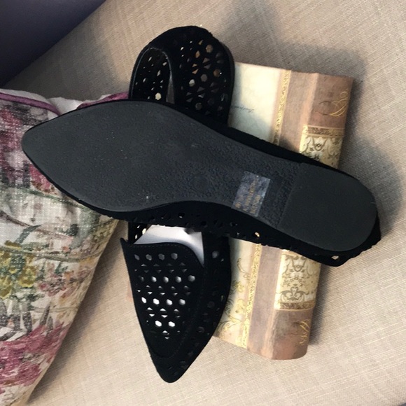 “Report” Ladies Black Slip Ons.  Like New! 8 1/2W. - Picture 4 of 5